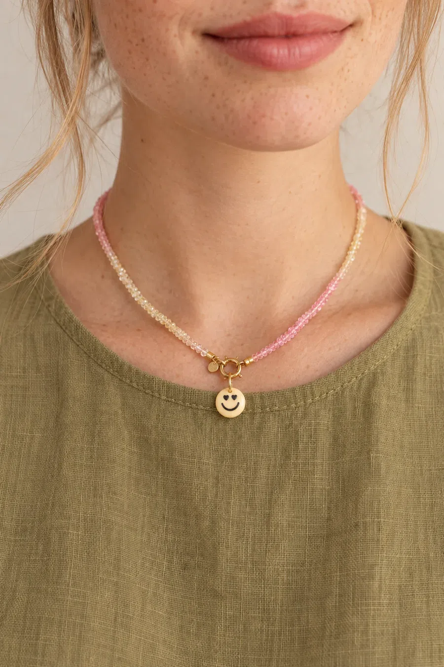 Charm | Smiley resin light yellow