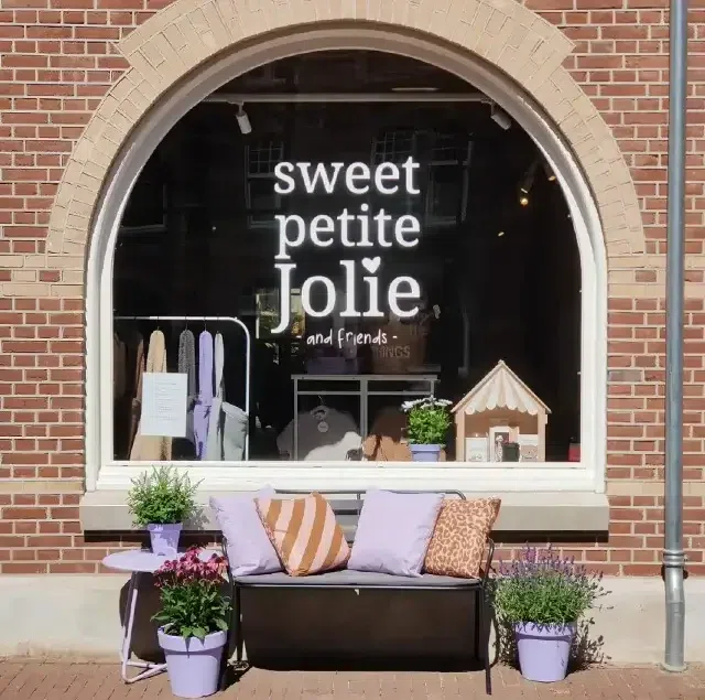Sweet petite Jolie